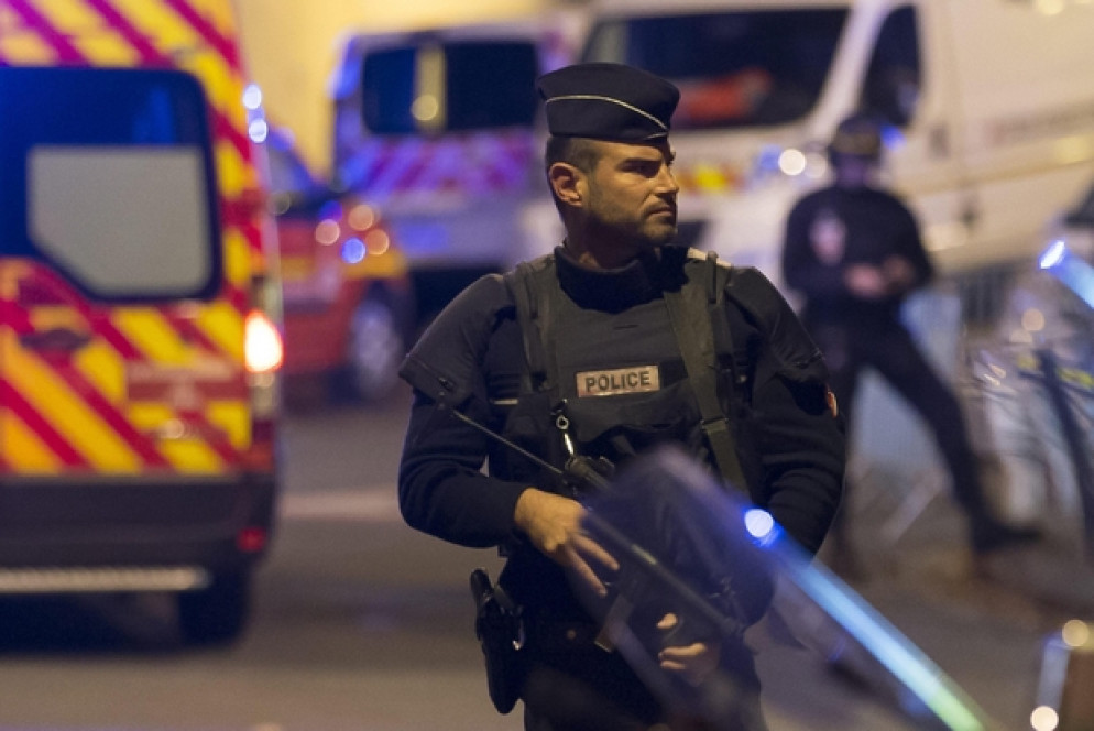 Controlli di polizia nella capitale francese (Ansa)