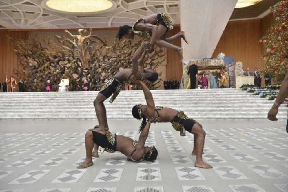 Il Papa assiste a una esibizione degli artisti del circo (Foto da www.vatican.va)