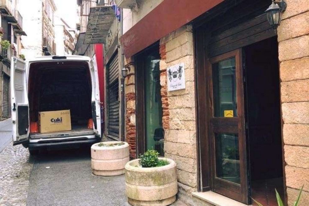 L'ingresso della sartoria nel centro storico di Cosenza - D.M.