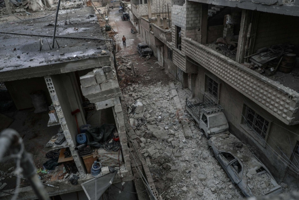 Un uomo cammina fra le macerie nel Ghouta orientale, alla periferia di Damasco (Ansa)