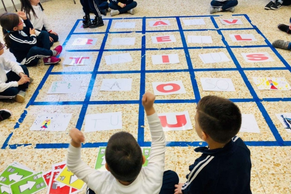 Bambini praticano il coding in classe. Sono innumerevoli gli strumenti a disposizione: dalla piattaforma “codemooc.org” dell’università di Urbino all’app Scratch, dai libri ai programmi di Rai Scuola