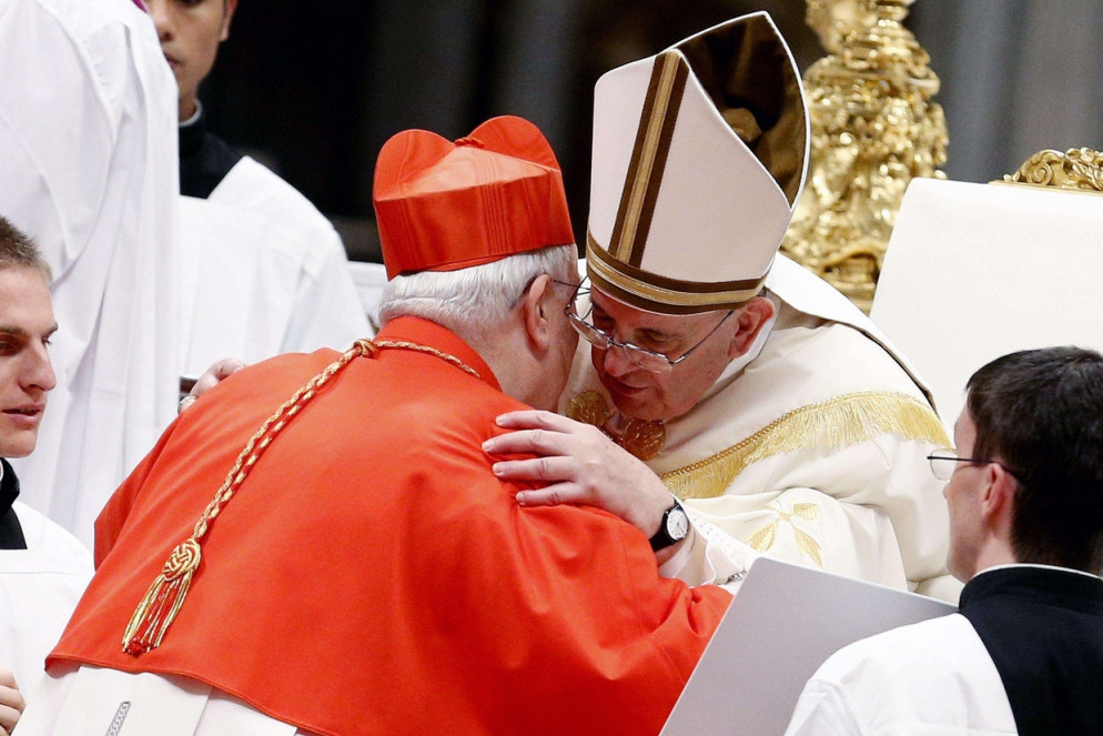 Bassetti abbraccia papa Francesco dopo l'imposizione della berretta cardinalizia (Ansa)