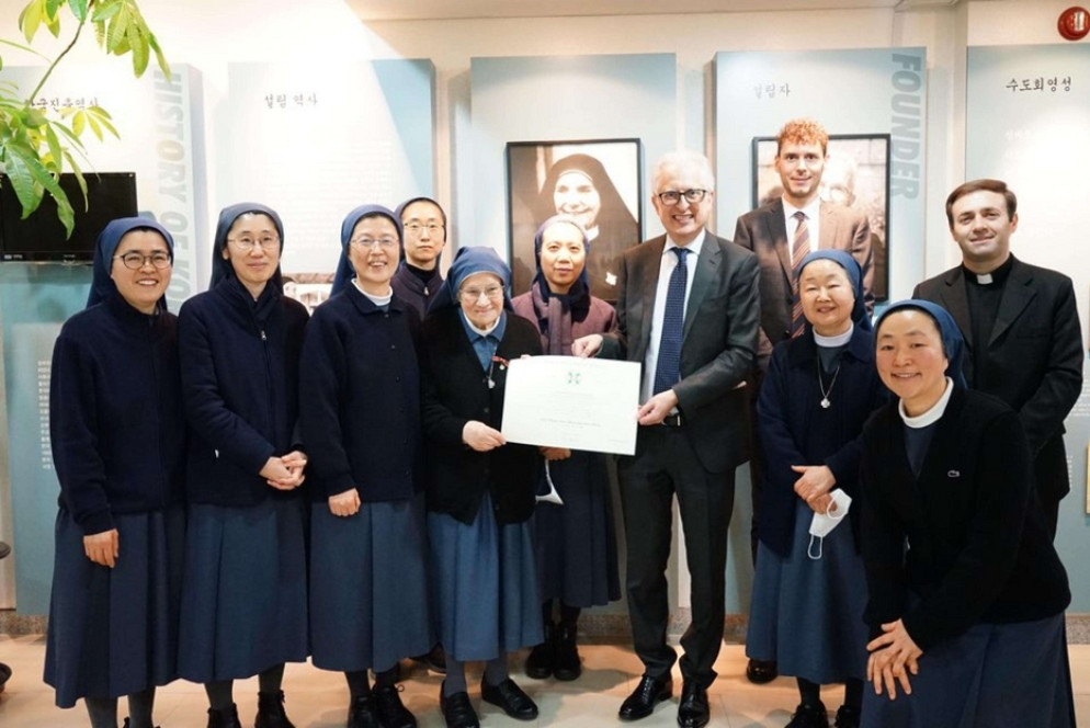 Suor Maria Dorotea con le consorelle paoline della sua comunità durante la consegna dell'onorificenza - Ansa / Vatican Media