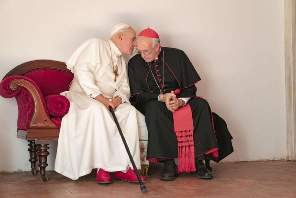 Anthony Hopkins è Benedetto XVI e Jonahtan Pryce il cardinale Bergoglio ne"I due Papi" di Netflix