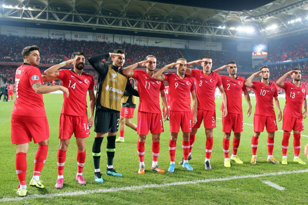 I calciatori della nazionale della Turchia hanno fatto il saluto militare alla fine della partita con l'Albania, l'11 ottobre, prendendo pubblicamente posizione a favore di Erdogan e della guerra contro i curdi siriani (Ansa)