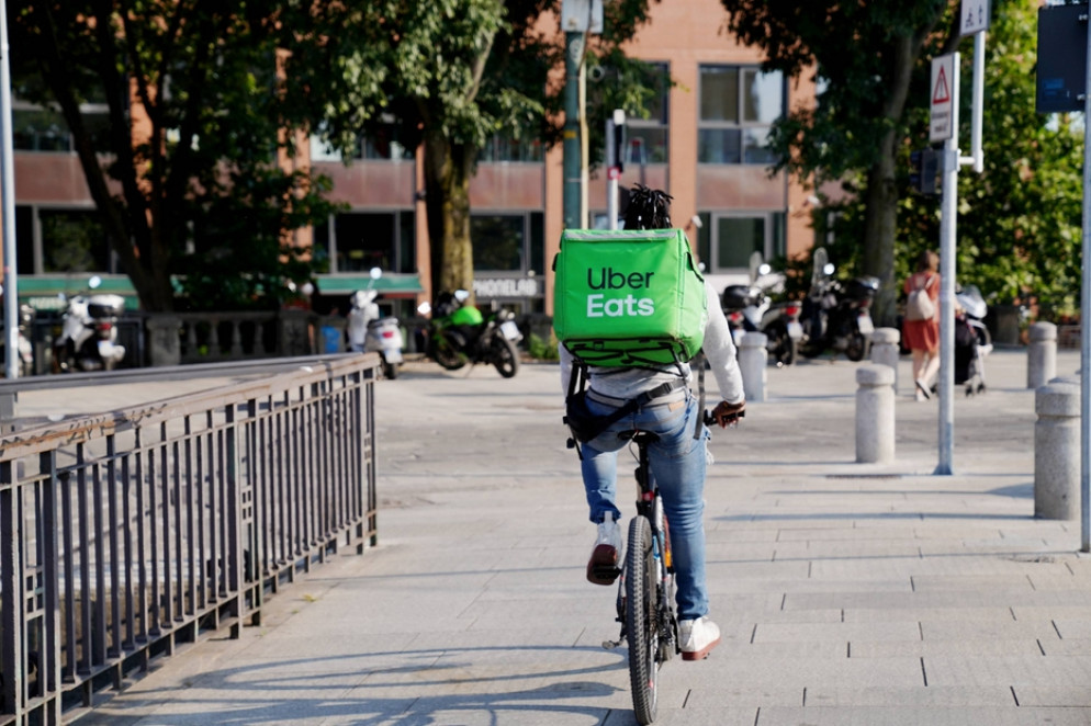 Un rider per le strade di Milano - Fotogramma