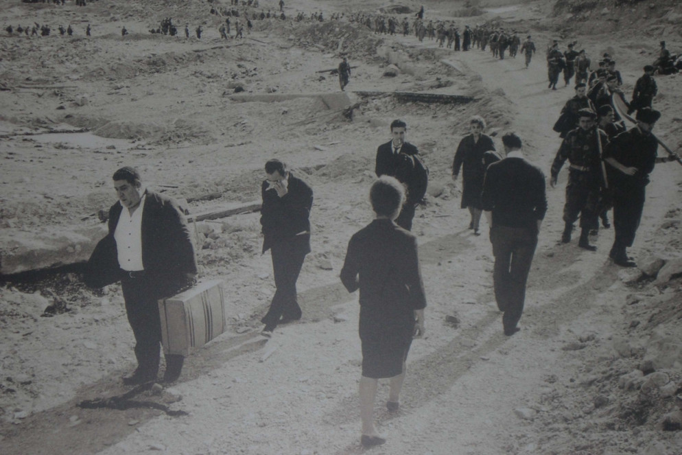 File di superstiti a Longarone, dal docufilm “Vajont per non dimenticare”