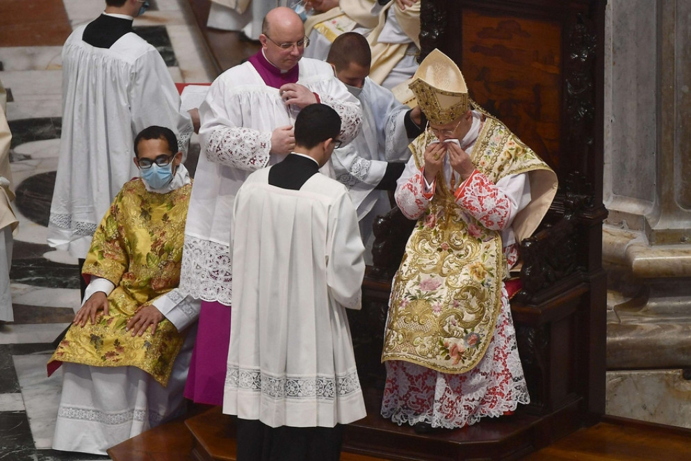 La commozione del cardinale Bagnasco durante la Messa di saluto - Ansa