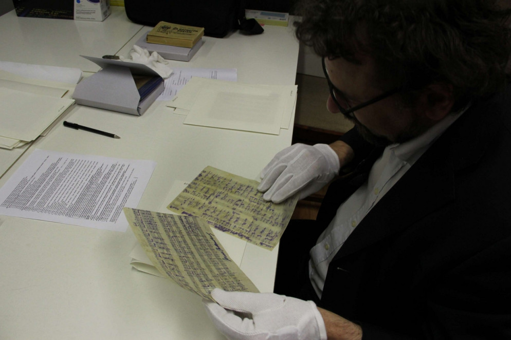 Francesco Lotoro al lavoro negli archivi di Terezín-Theresienstadt