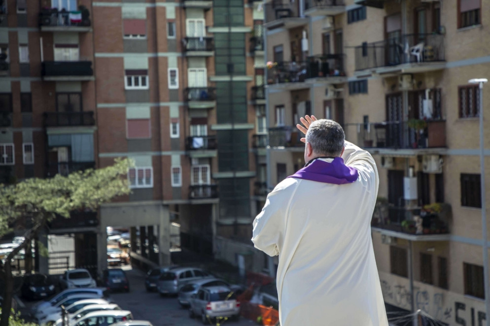 La gente che dalle finestre partecipa alla supplica quotidiana alla Madonna di Pompei - Siciliani