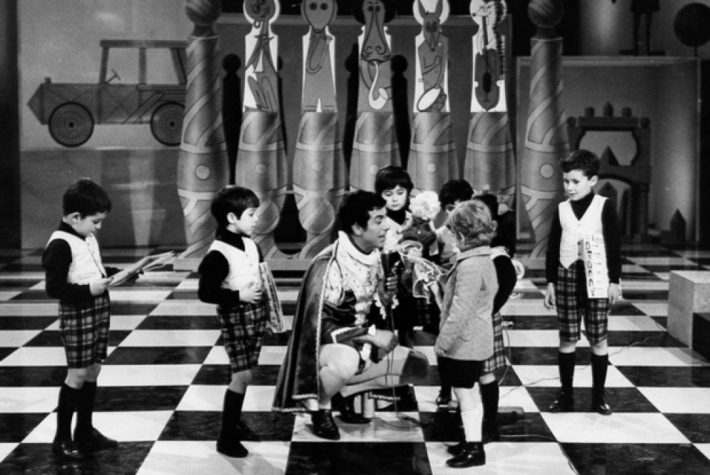 Il Mago Zurlì (Cino Tortorella) coi bambini dello "Zecchino d'Oro" nel 1968