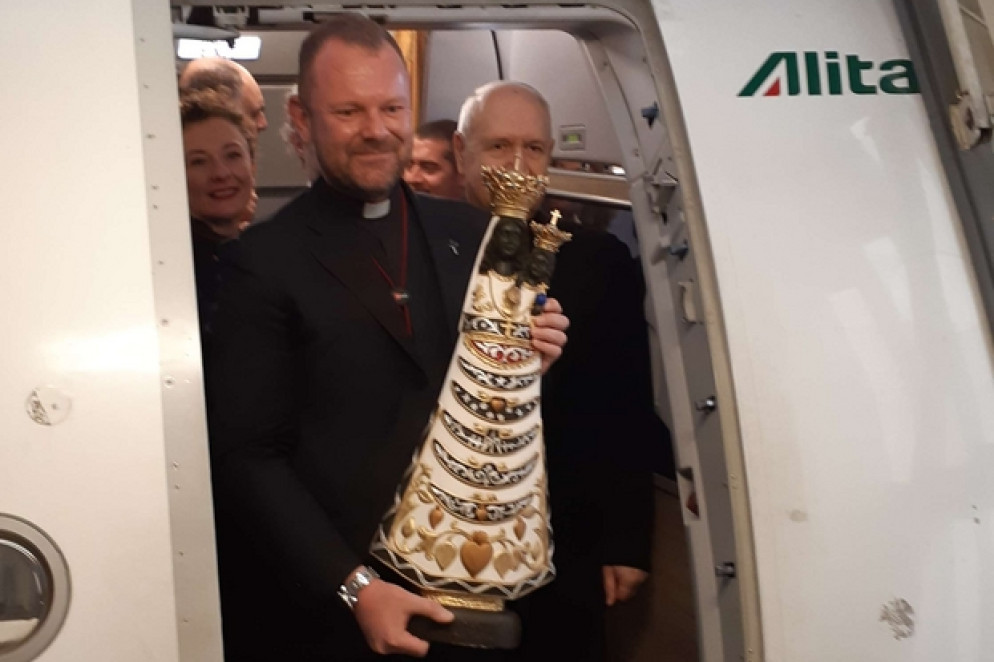 La statua della Madonna di Loreto sbarca dall'aereo a Linate - Lenzi