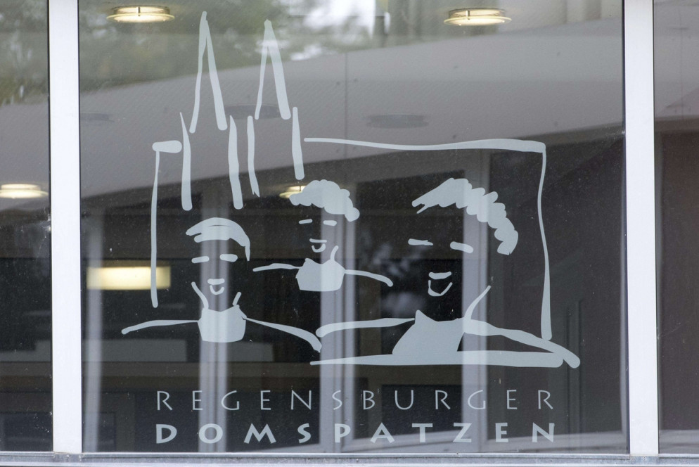 Il logo del Regensburg Domspatzen, il coro della cattedrale di Ratisbona (Ansa)