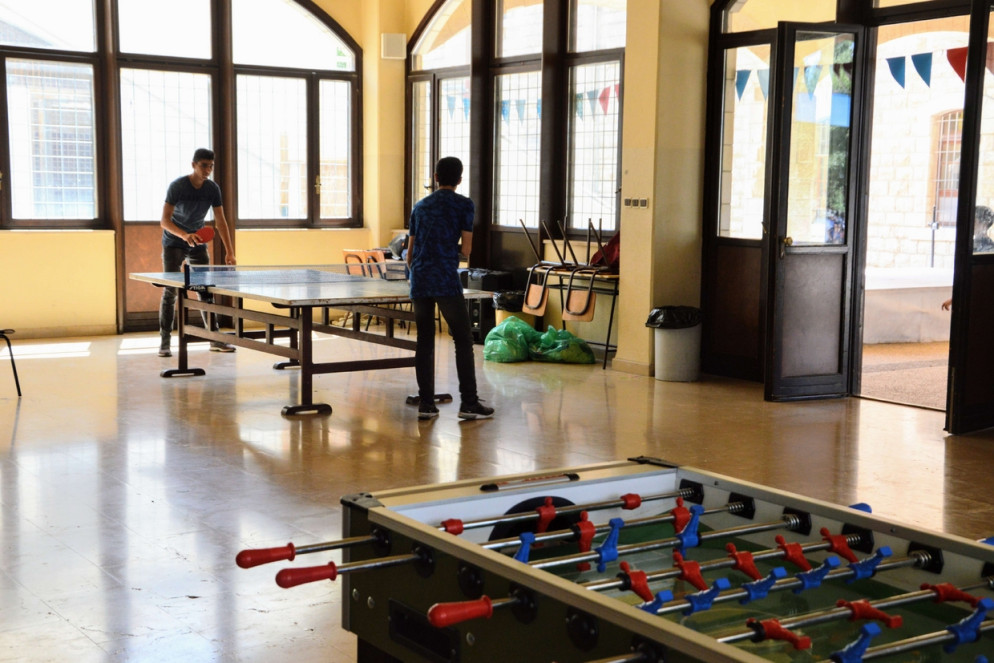 I ragazzi mentre giocano a ping pong nell’oratorio dell’istituto dei salesiani “Gesù Adolescente” a Nazareth