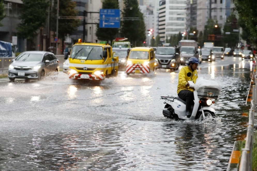 Il centro di Tokyo allagato (Ansa)