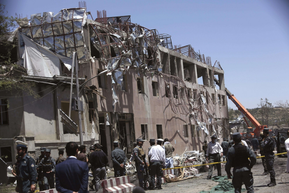 Un palazzo danneggiato dall'esplosione di stamattina a Kabul (Ansa)