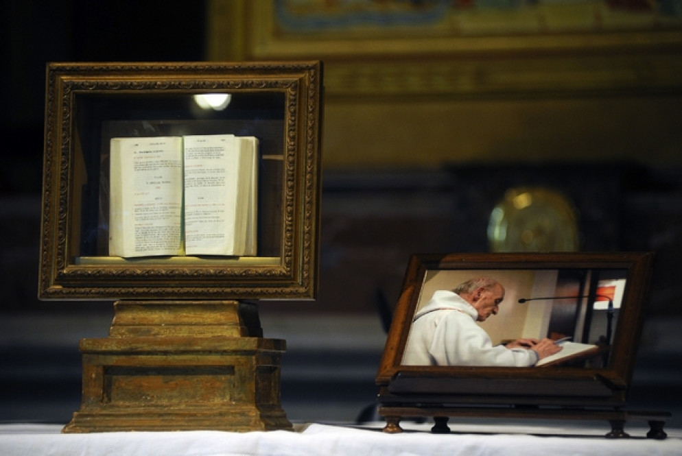 In preghiera per il sacerdote ucciso da due estremisti islamici