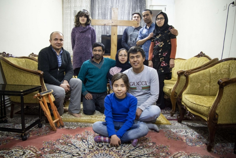 La piccola comunità di cristiani afghani riunita intorno alla croce (Foto Cristian Gennari)