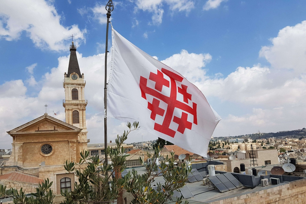 La bandiera con la croce della Terra Santa sopra i tetti di Gerusalemme (foto Gambassi)