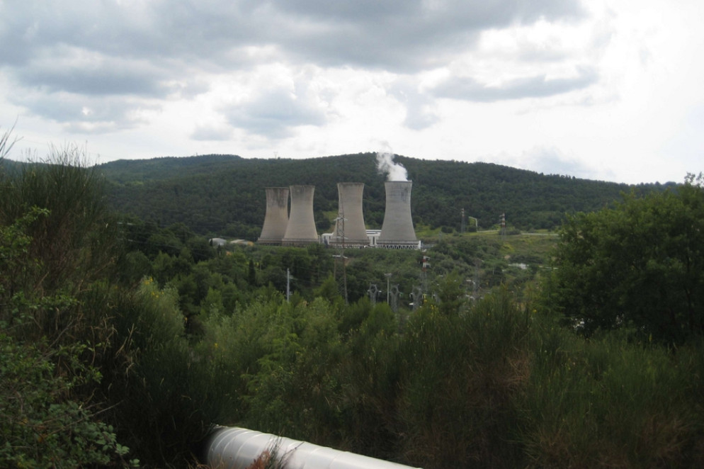 Le torri della centrale geotermica di Larderello viste da lontano - CC Birgit Juel Martinsen