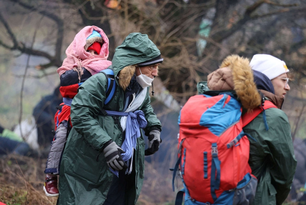 Una famiglia di migranti in attesa di tentare il passaggio dalla Bielorussia alla Polonia - Leonid Scheglov/BelTA/ via REUTERS