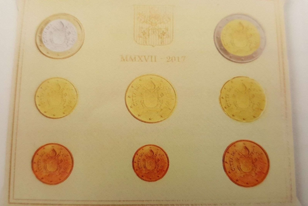 La divisionale 2017 degli euro vaticani con lo stemma papale