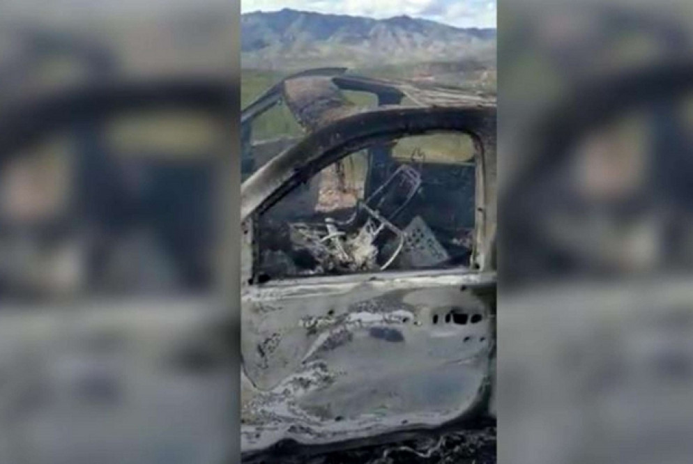Una delle auto bruciate nell'agguato (da un video della Cnn) Ansa