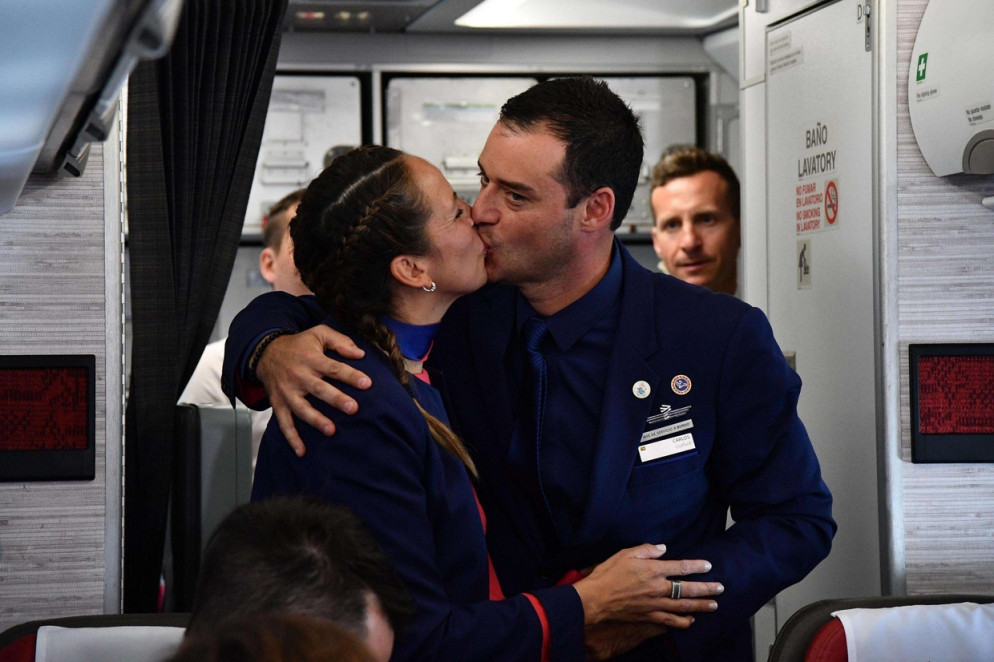Il bacio tra gli sposi (foto Ansa)