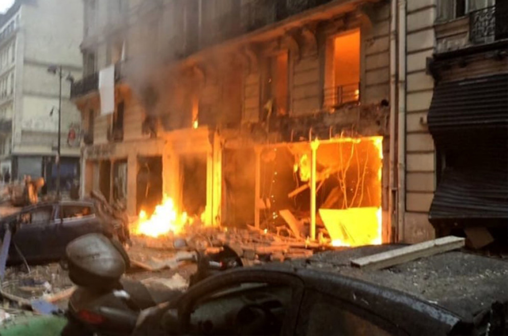 Lo stabile di Parigi in fiamme