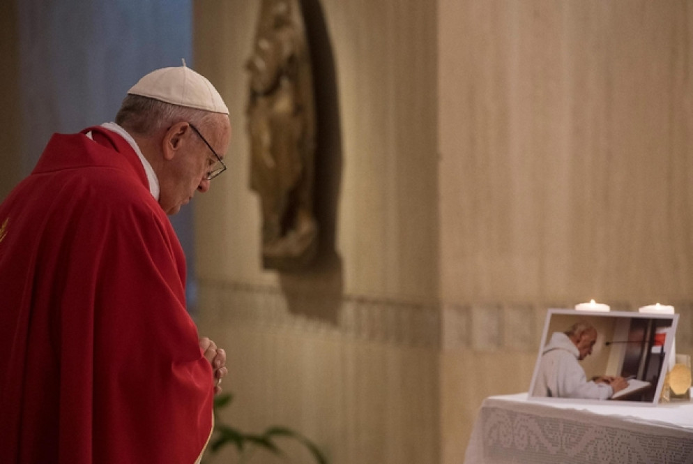 Il Papa davanti all'immagine dell'anziano prete