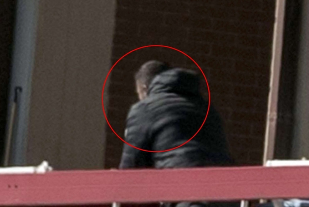 L'appuntato Luigi Capasso sul balcone di casa durante le trattative (Ansa)