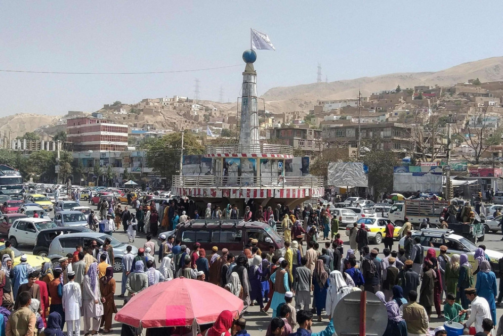 La bandiera dei Taliban sventola nella piazza centrale di Pol-e Khomri, capoluogo della provincia afghana di Baghlan - Ansa / Afp