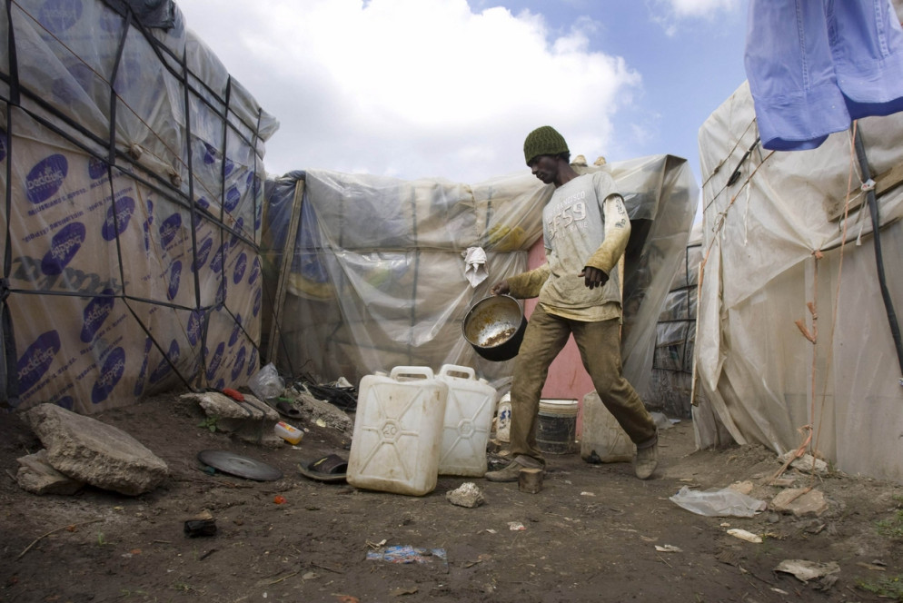 Un immigrato africano nel ghetto di Rignano in una foto di archivio del 2009