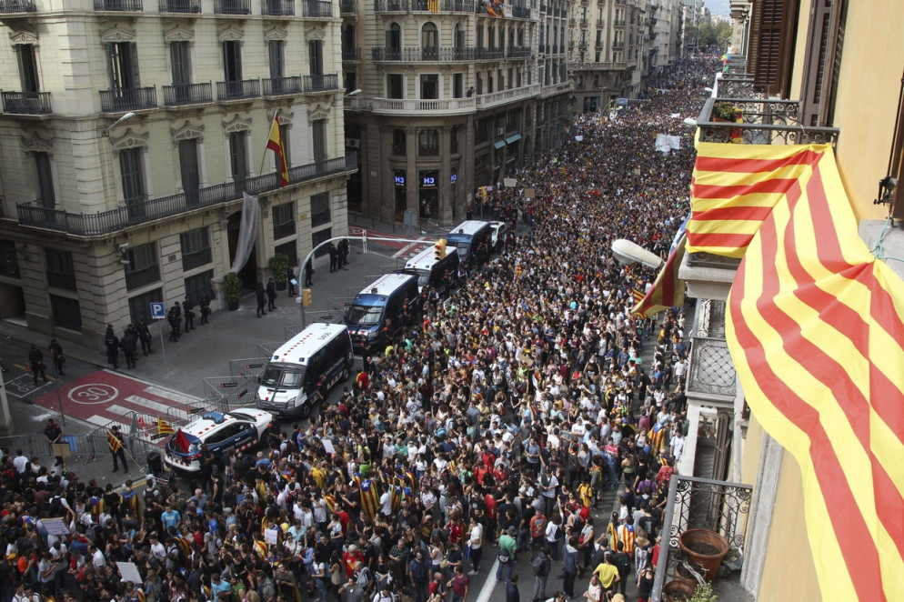 Manifestazione di protesta a Barcellona, nel giorno dello sciopero generale (Ansa)