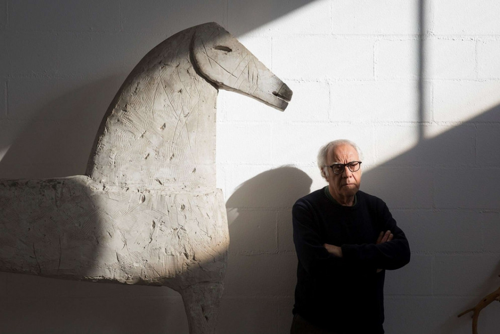 Il maestro di Paduli Mimmo Paladino nasce nel 1948 a Paduli, nel Beneventano. È tra i principali esponenti della transavanguardia, movimento fondato da Achille Bonito Oliva nel 1980 che individua un ritorno alla pittura. Ha realizzato opere d’intonazione arcaica, accentuate dall’uso di simboli greco-romani, etruschi e paleocristiani. Fonde elementi figurativi e riferimenti artistici di numerose aree culturali. È sua l’opera “Porta di Lampedusa-Porta d’Europa” realizzata nell’isola. Paladino aveva già illustrato il Lezionario liturgico della Cei datato 2007 e il nuovo Evangeliario ambrosiano promulgato nel 2011. - .