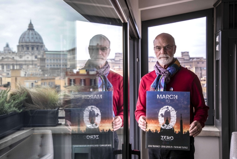 Tra i rappresentanti delle vittime di abusi in tutto il mondo anche il presidente di un'associazione Tim Law (Siciliani)