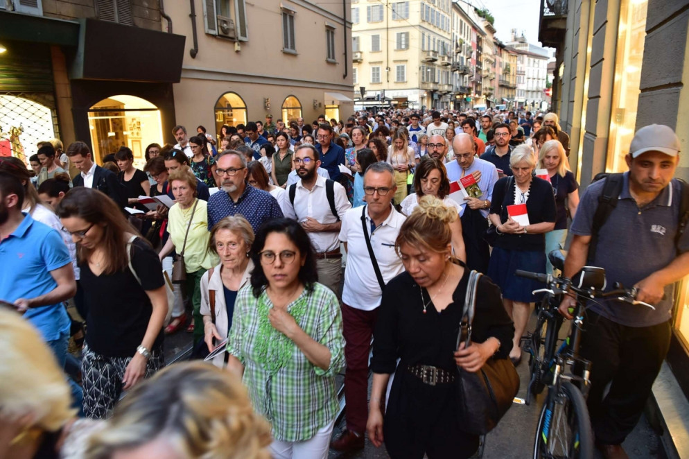Milano: fedeli alla processione diocesana del Corpus Domini (Fotogramma)