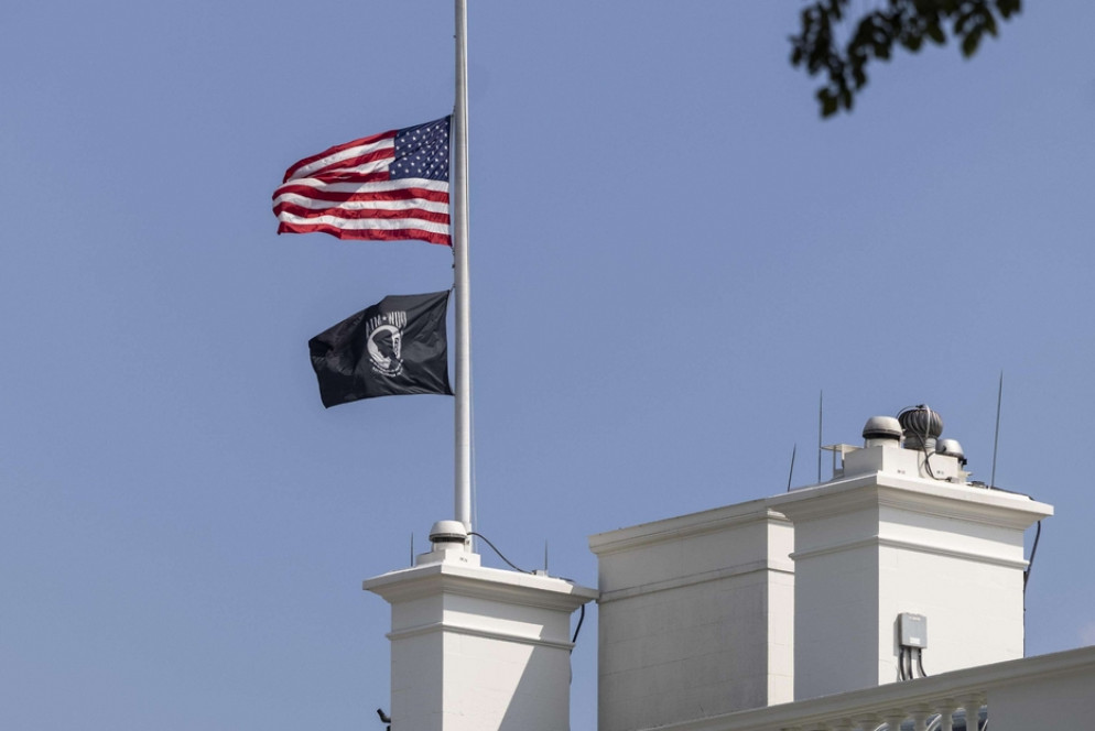 Bandiera a lutto a Washington - Ansa