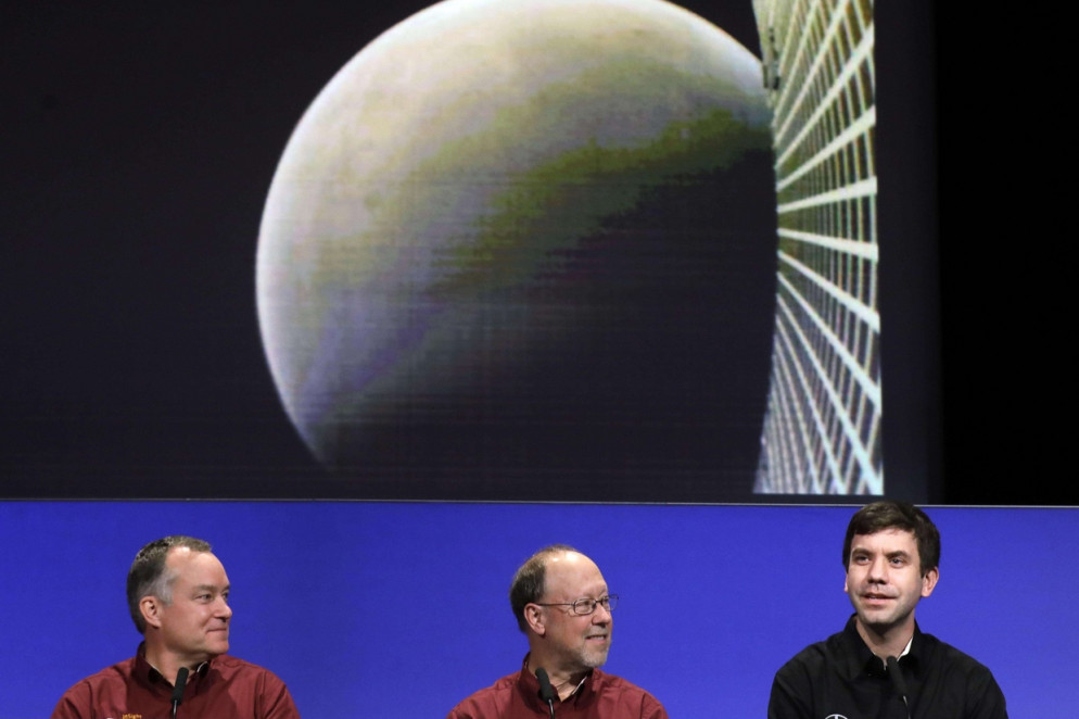 Gli scienziati della Nasa commentano la missione InSight. Alle spalle, le immagini inviate dalla sonda (Ansa)