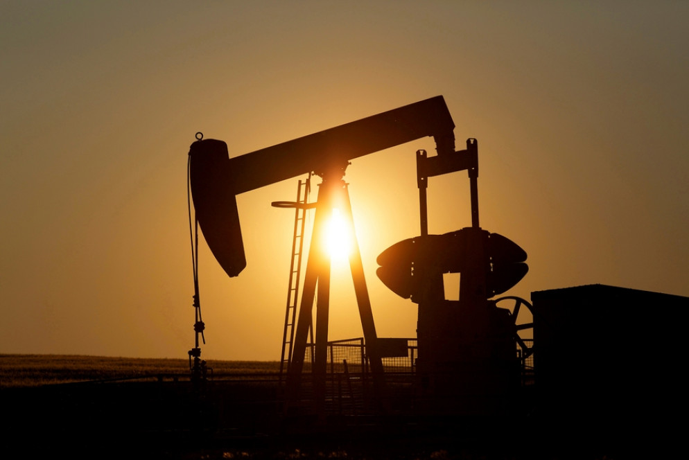 Un pozzo petrolifero nello Stato dell'Alberta davanti a un cielo al tramonto - Reuters