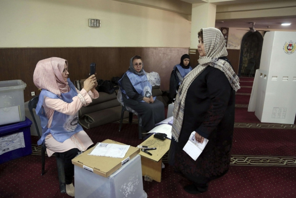 I controlli biometrici dei votanti in un seggio di Kabul (Ansa)