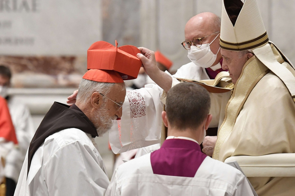 Padre Raniero Cantalemessa riceve la berretta cardinalizia da papa Francesco - Siciliani