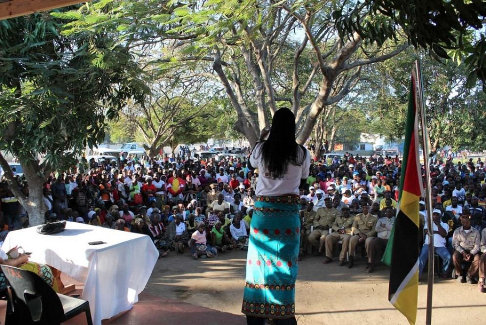 Clarisse Machanguana parla ai giovani in un villaggio del Mozambico - Per gentile concessione di Clarisse Machanguana