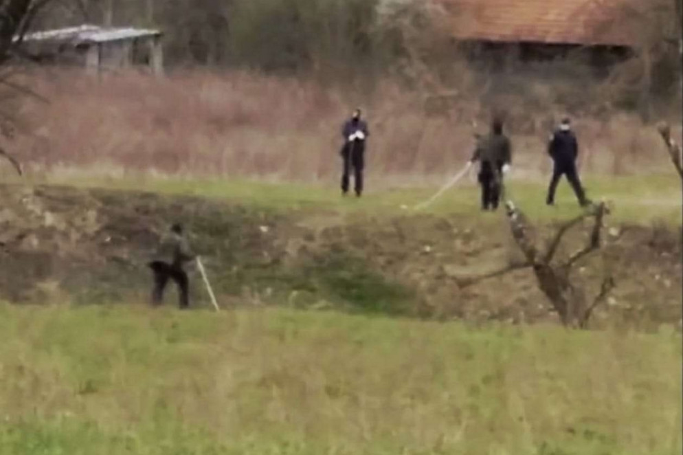 Un fotogramma del video: si vedono i soldati armati di bastoni - .