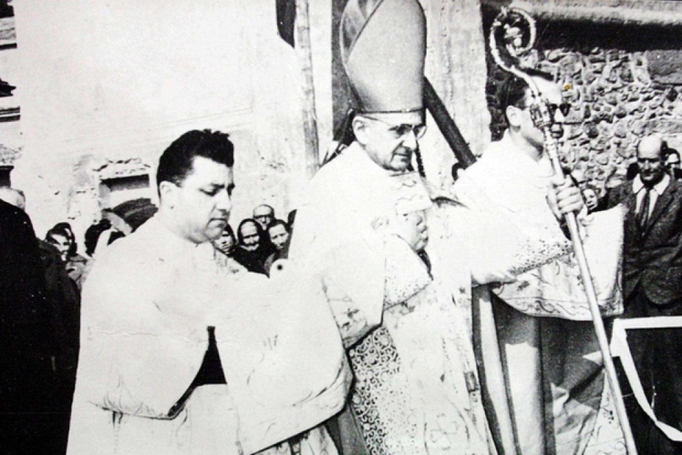Un giovanissimo don Dionigi Tettamanzi assieme all'allora arcivescovo di Milano Giovanni Battista Montini