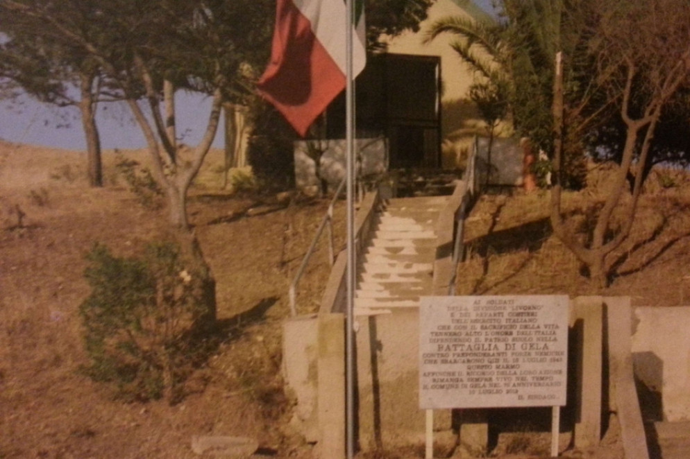 La lapide che commemora la battaglia di Gela sulla strada provinciale n. 8 per Butera - Foto Salvatore Reale