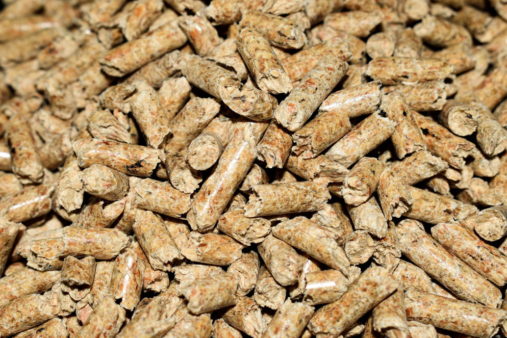 Una massa di pellet, legno da bruciare per produrre energia - Mr Didg per Pixabay CC