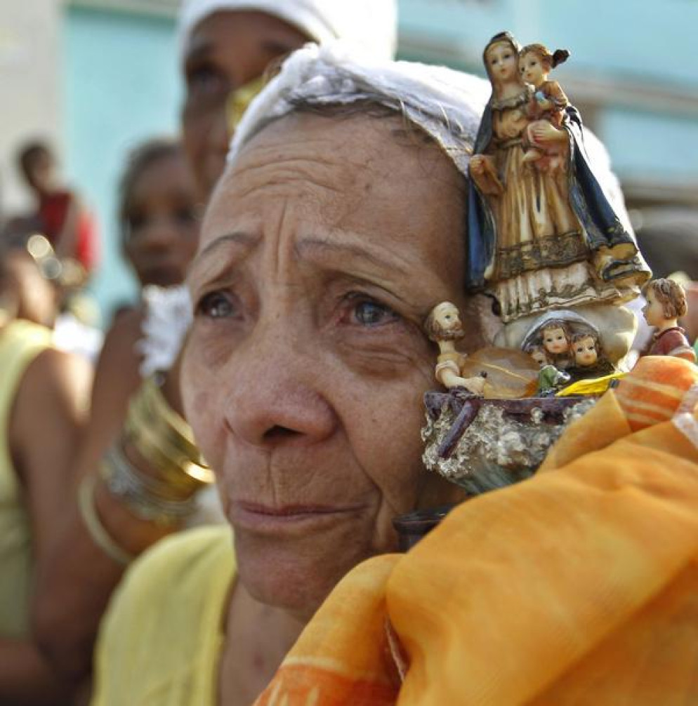 Un'immagine simbolica da Cuba: un, naziana donna con la statuetta della Vergine della Carità all'Avana (Ansa) - ANSA