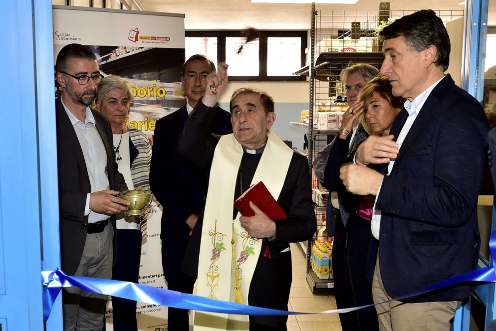 Milano: l'arcivescovo Delpini benedice il nuovo emporio Caritas (Fotogramma)