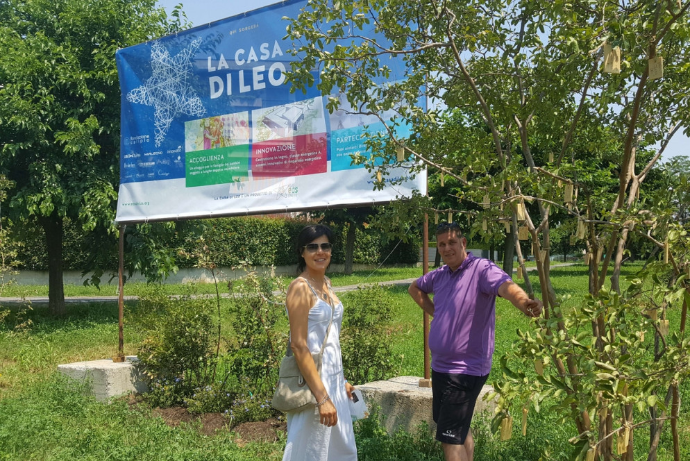 La mamma e don Andrea a primavera sul luogo in cui oggi sorge la Casa di Leo